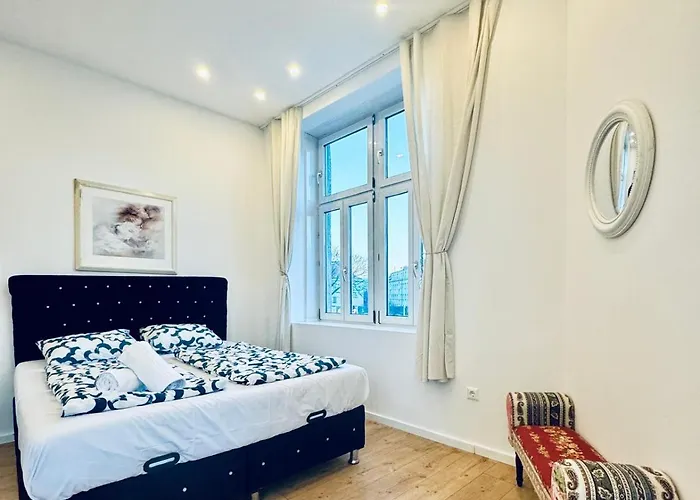 Stylish 3-bedroom Close To Kaufpark Alterlaa Apartment